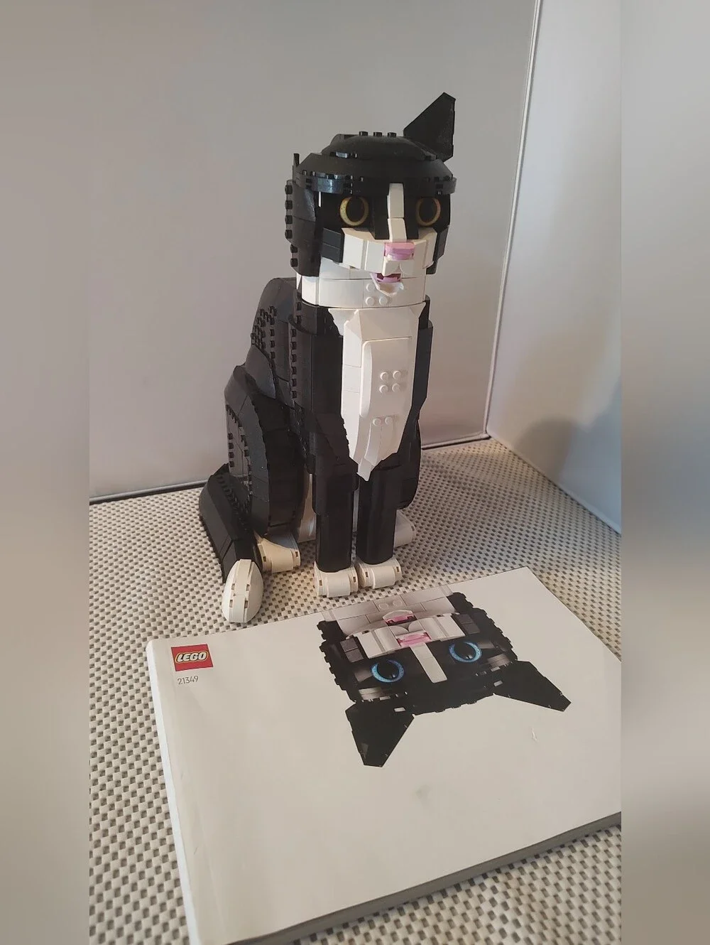 Lego 21349 Tuxedo Cat